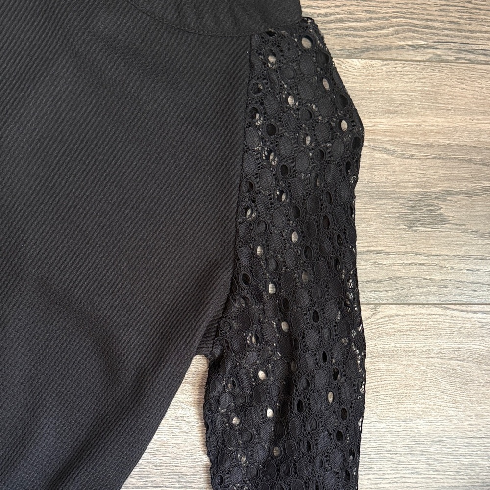 Elegant Black Lace Sleeve Blouse - Picture 4 of 5